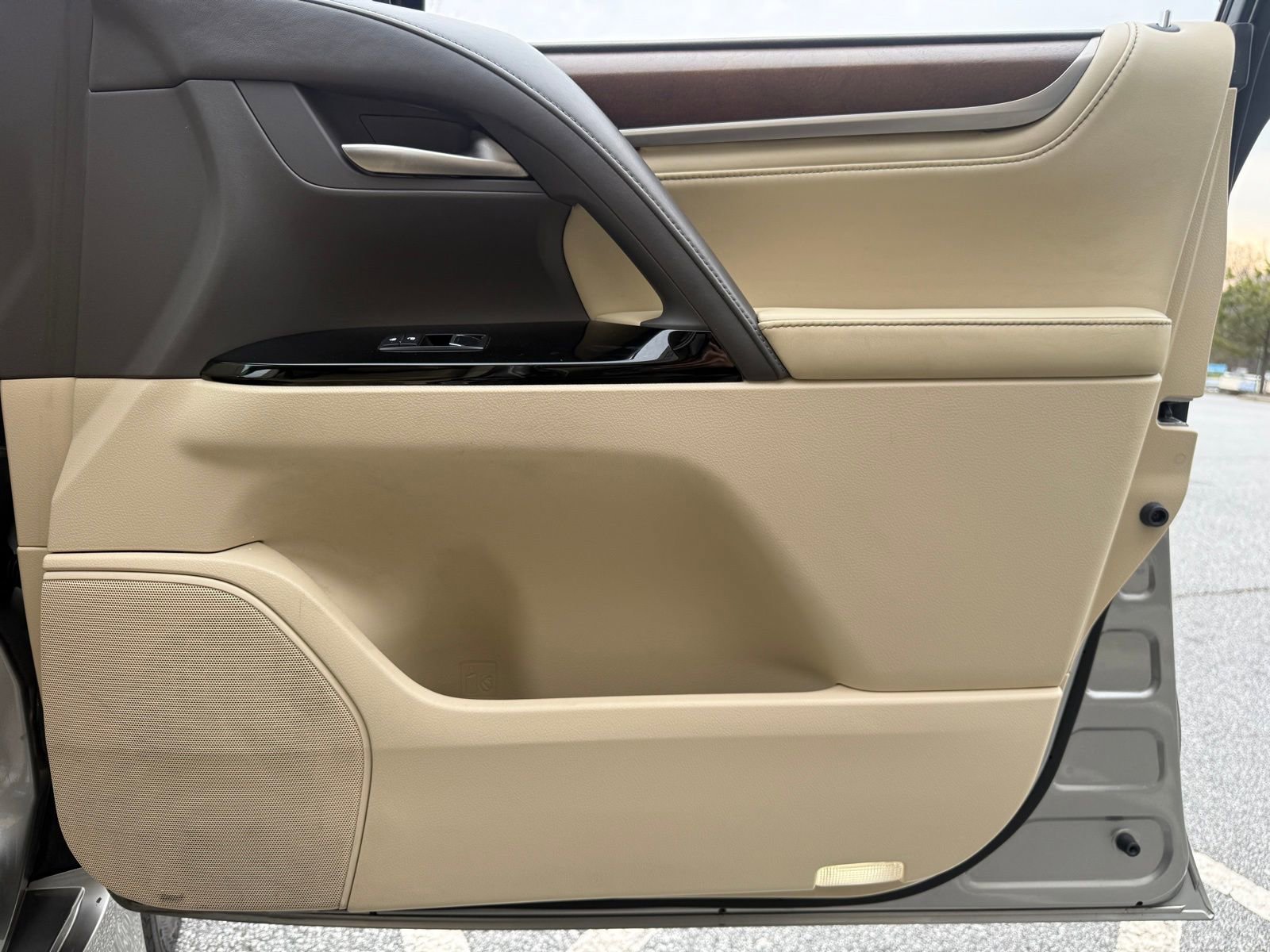 Used 2016 Lexus LX 570 4WD w/ Luxury Package image 44