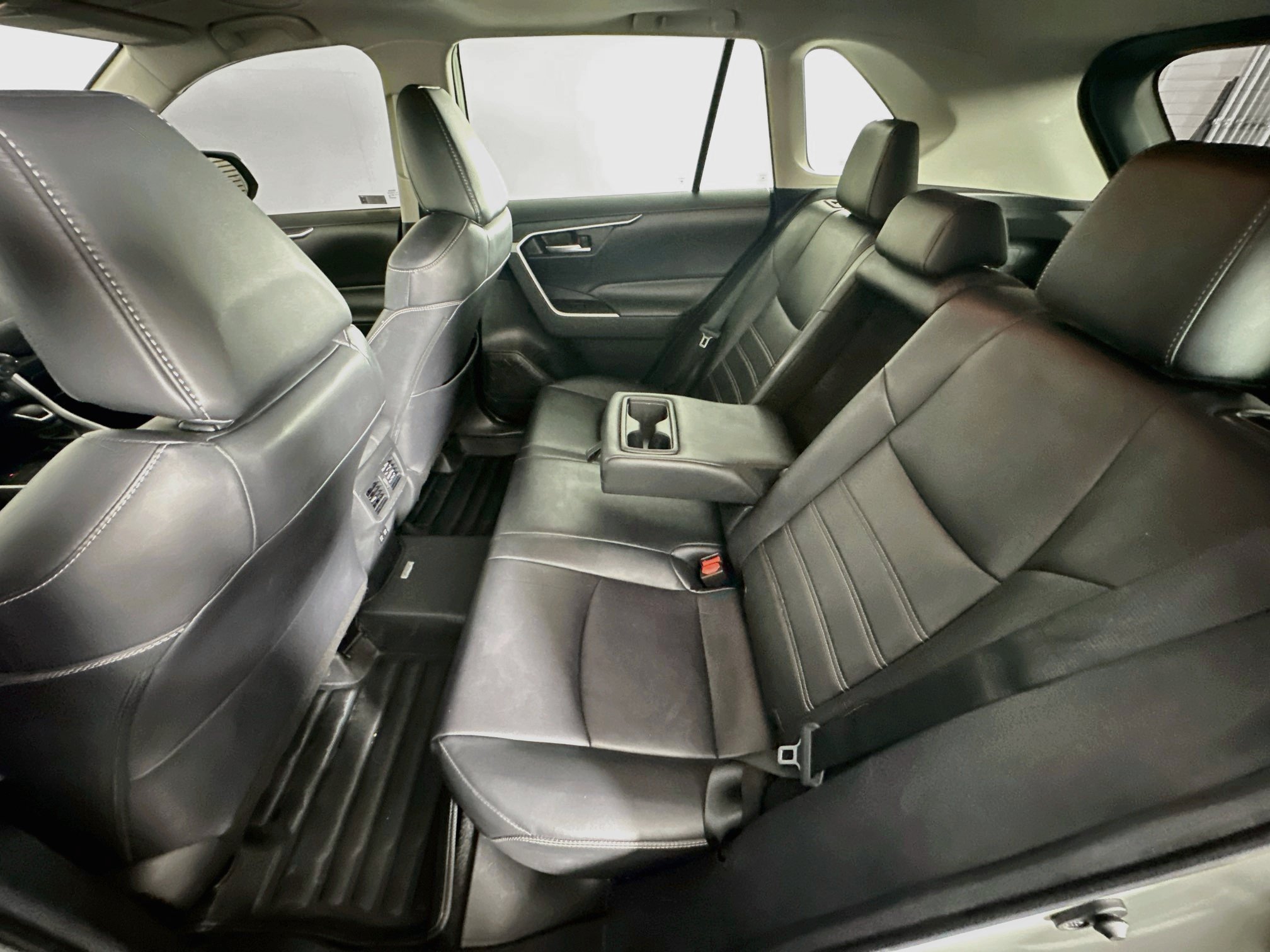 Used 2020 Toyota RAV4 XLE Premium FWD image 29