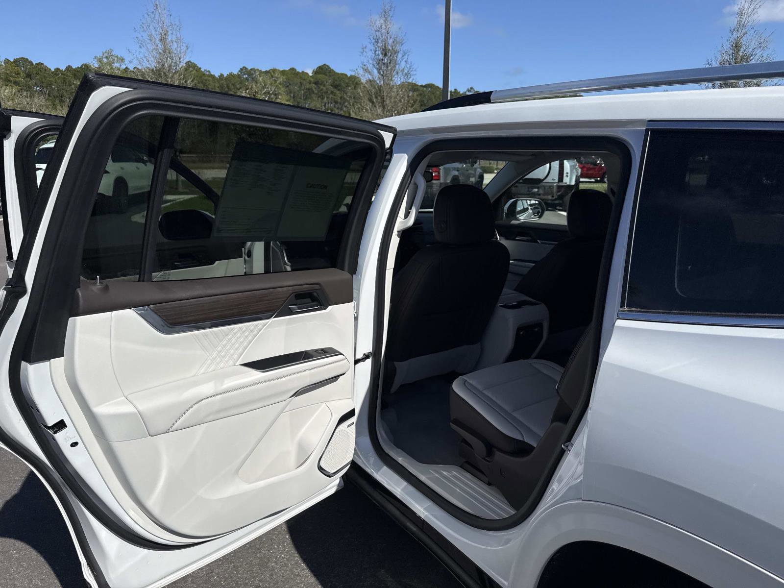 Used 2024 GMC Acadia Denali image 13