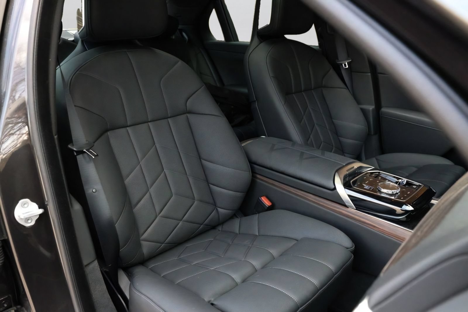 Used 2025 BMW i7 xDrive60 AWD/4WD image 13