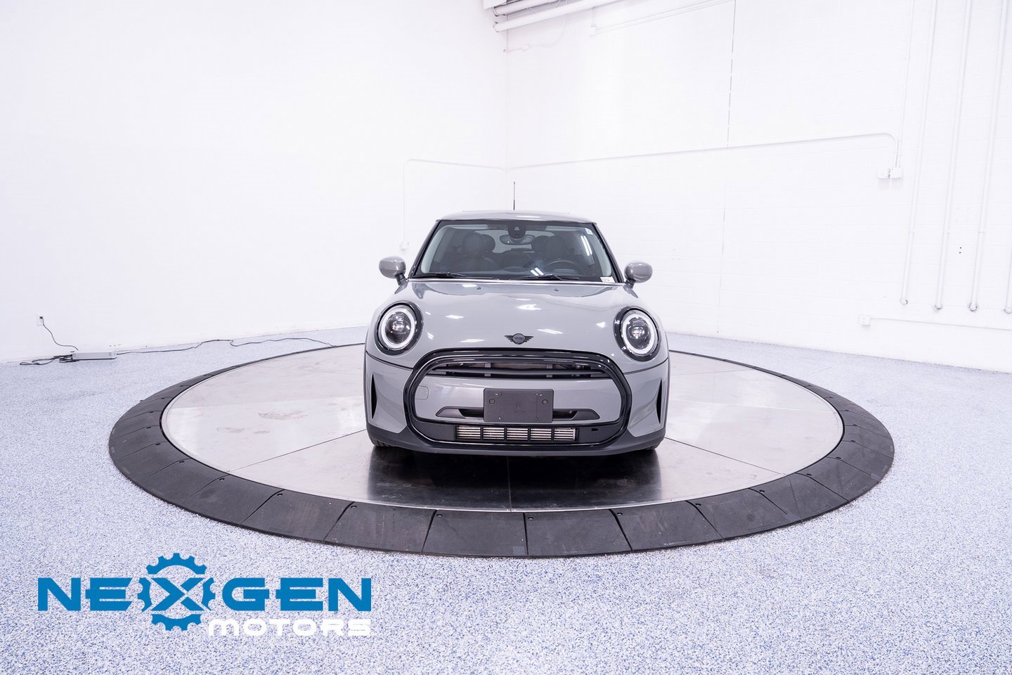 Used 2023 MINI Cooper 2-Door Hardtop image 4