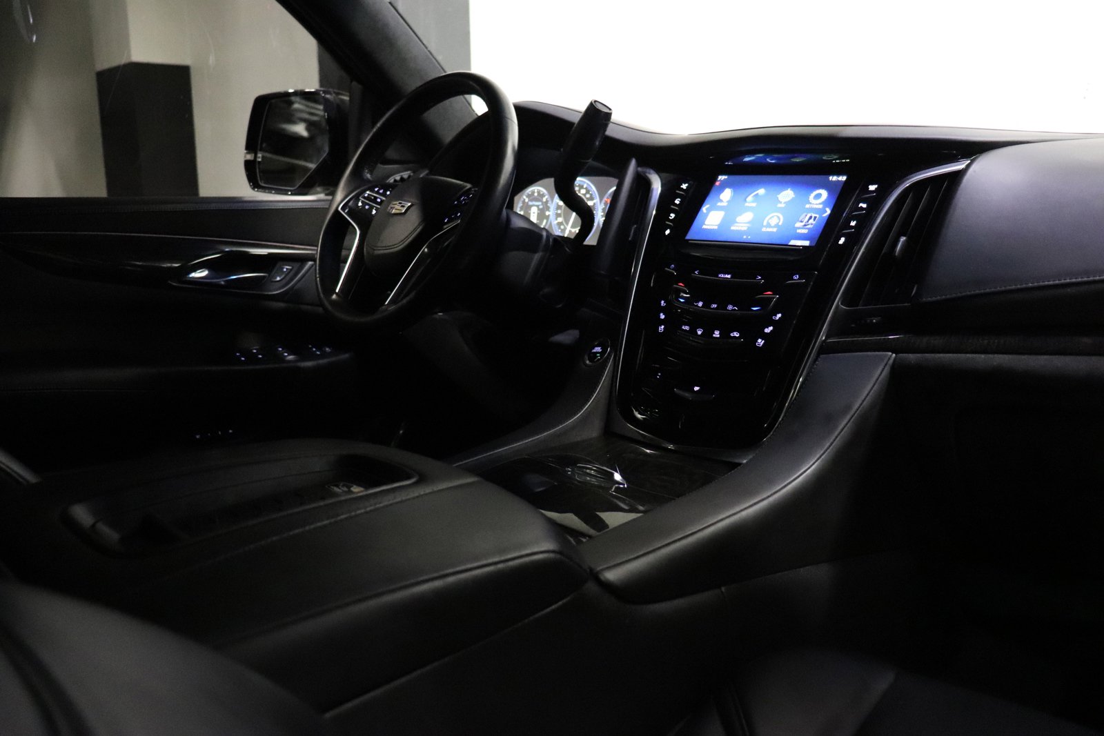 Used 2015 Cadillac Escalade Platinum image 29