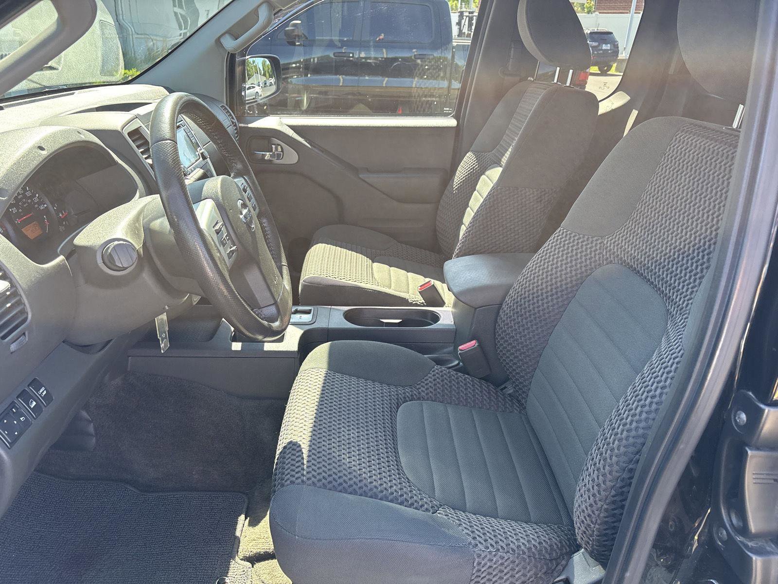 Used 2016 Nissan Frontier SV w/ SV Value Truck Package AWD/4WD image 9