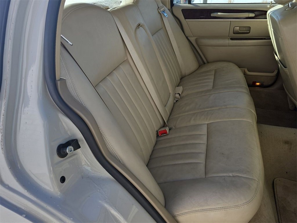 Used 2006 Lincoln Town Car Signature image 28