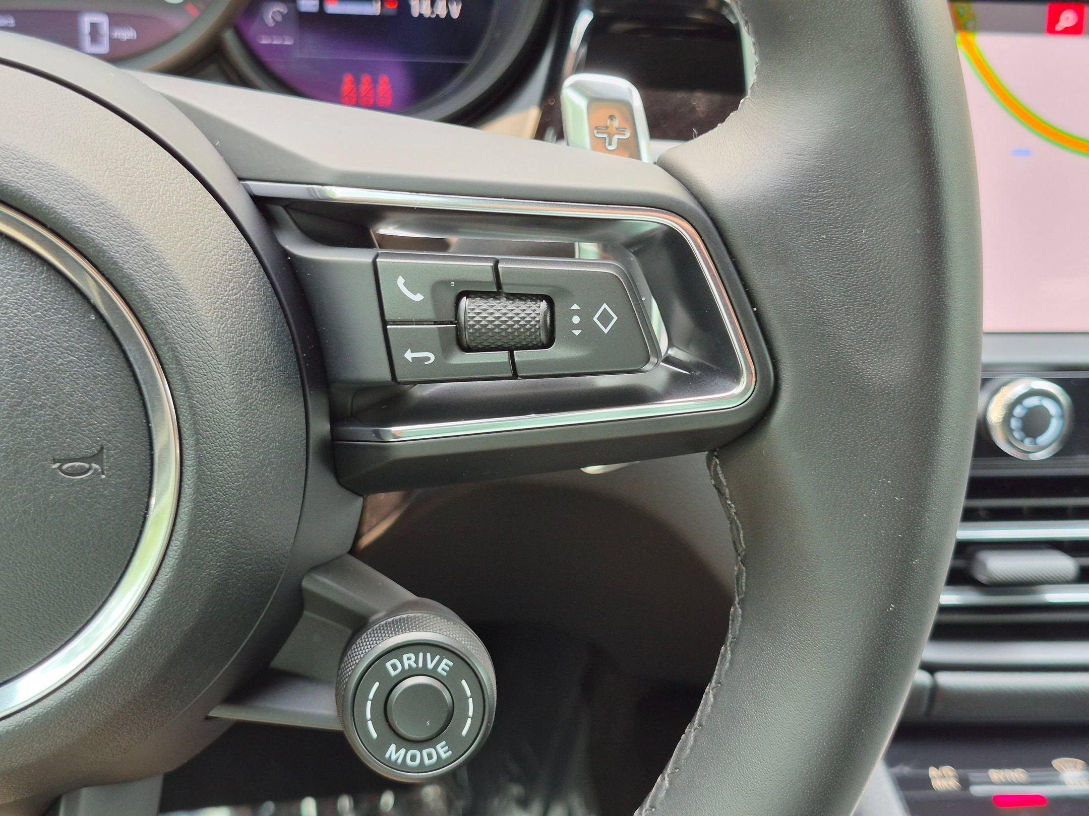Certified 2026 Porsche Macan AWD/4WD image 10