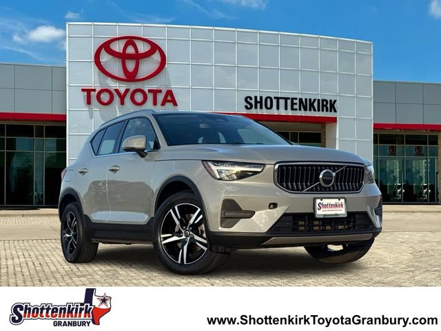 Used 2024 Volvo XC40 B5 Core