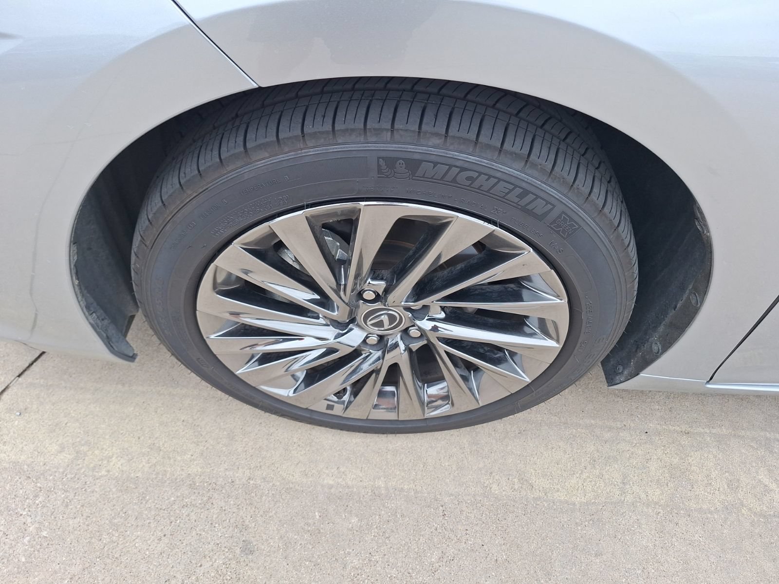 Used 2025 Lexus ES 350 Ultra Luxury FWD image 11