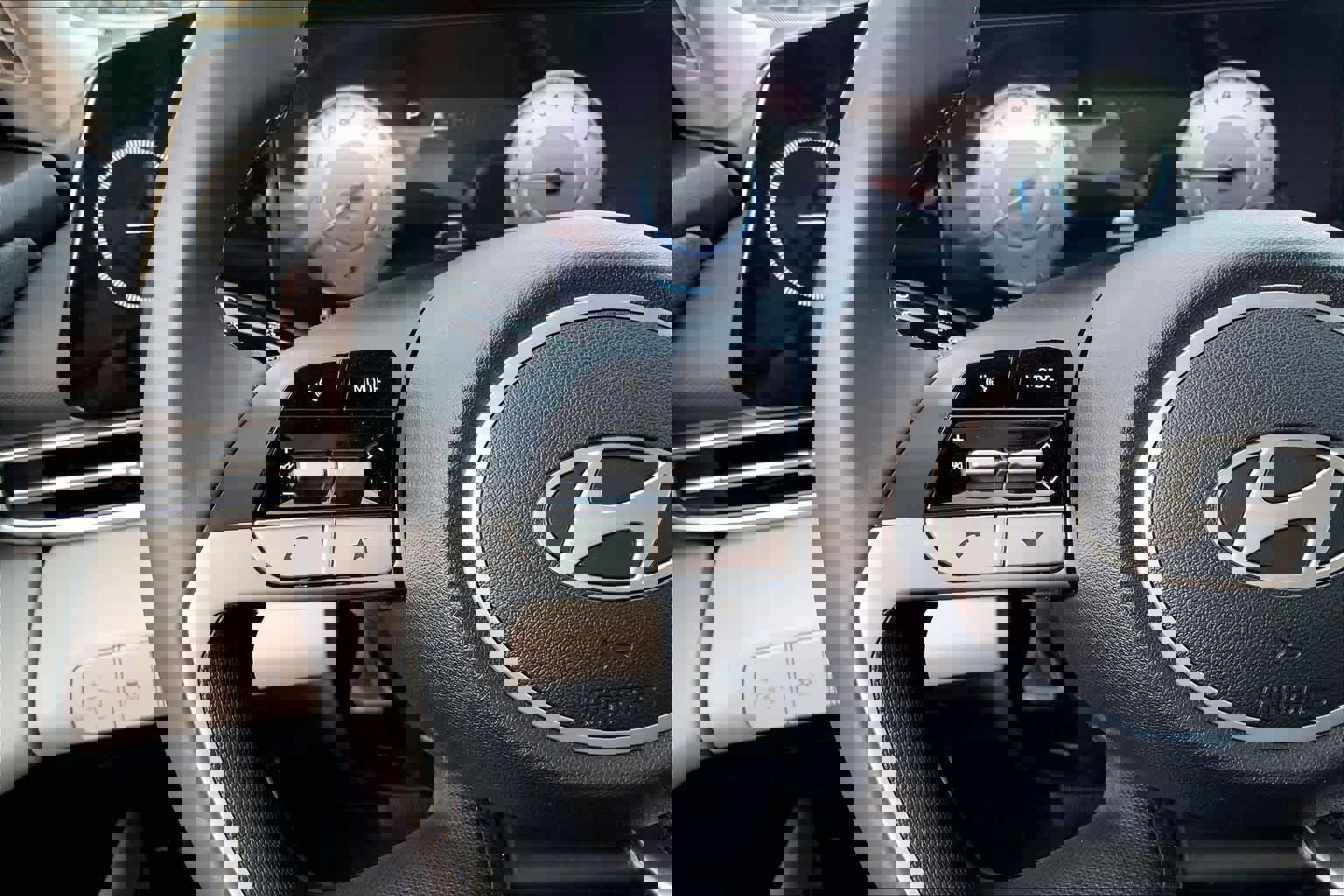 Used 2025 Hyundai Elantra Limited image 23