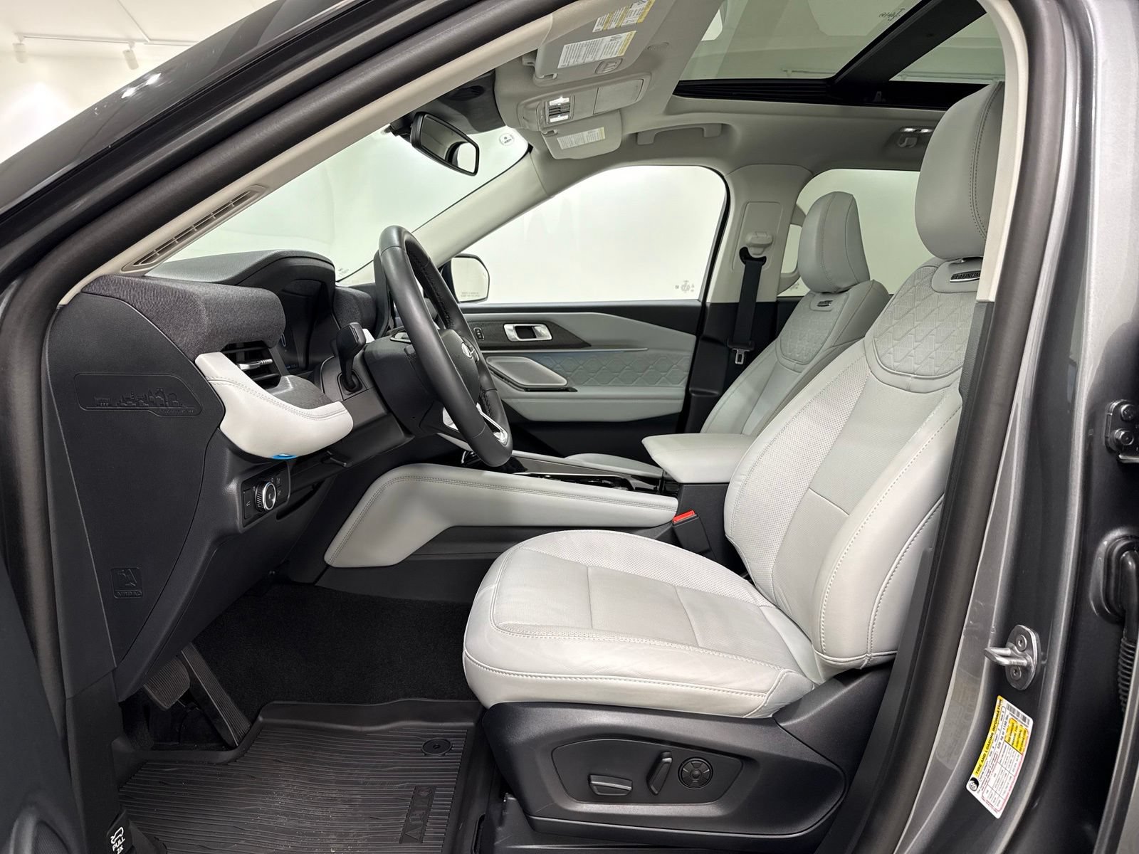 Used 2025 Ford Explorer Platinum w/ Ultimate Package AWD/4WD image 17