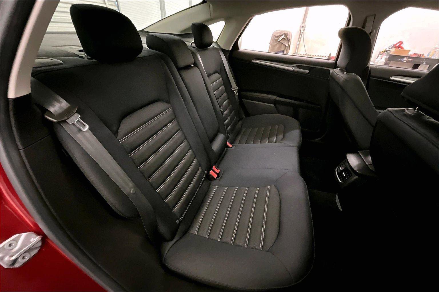 Used 2015 Ford Fusion SE image 27