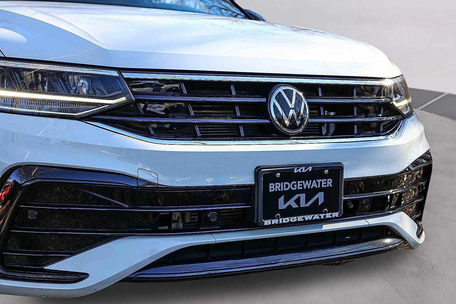 Used 2022 Volkswagen Tiguan SE R-Line image 28