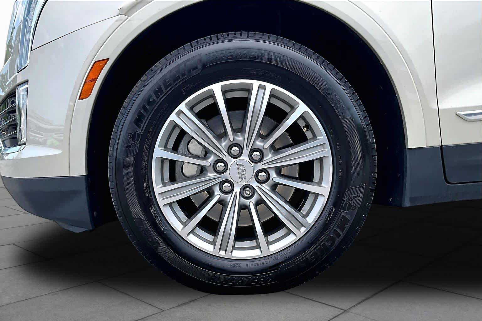 Used 2017 Cadillac XT5 Luxury w/ Driver Awareness Package FWD image 11