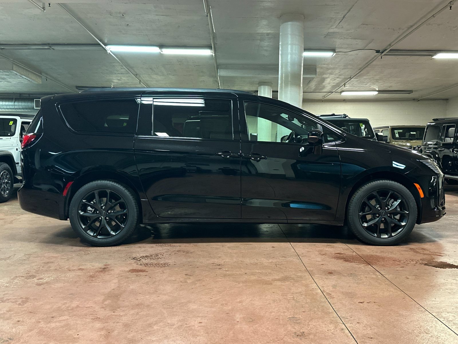 New 2027 Chrysler Pacifica Limited w/ Family Tech Group AWD/4WD image 6