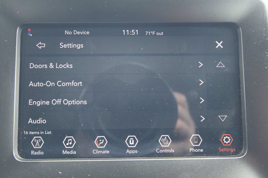 Used 2020 Jeep Cherokee Latitude w/ Cold Weather Group AWD/4WD image 33