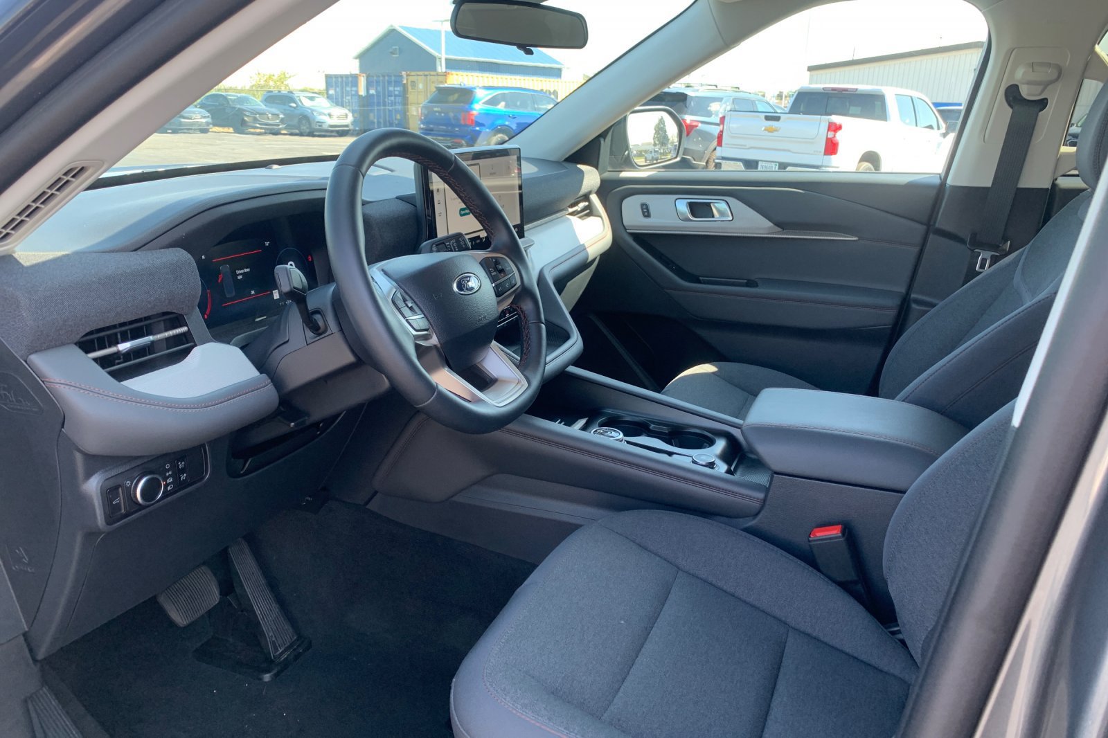 Used 2025 Ford Explorer Active AWD/4WD image 12