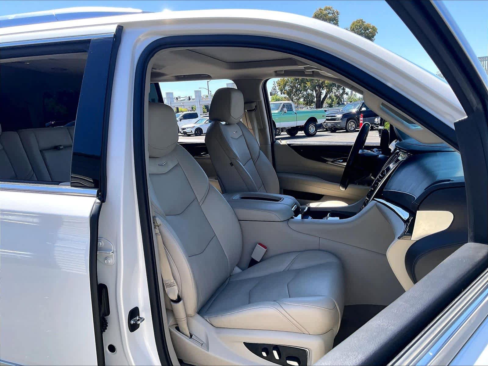 Used 2019 Cadillac Escalade Luxury AWD/4WD image 9