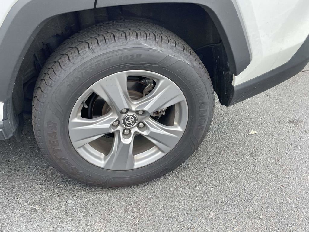 Used 2022 Toyota RAV4 XLE AWD/4WD image 28