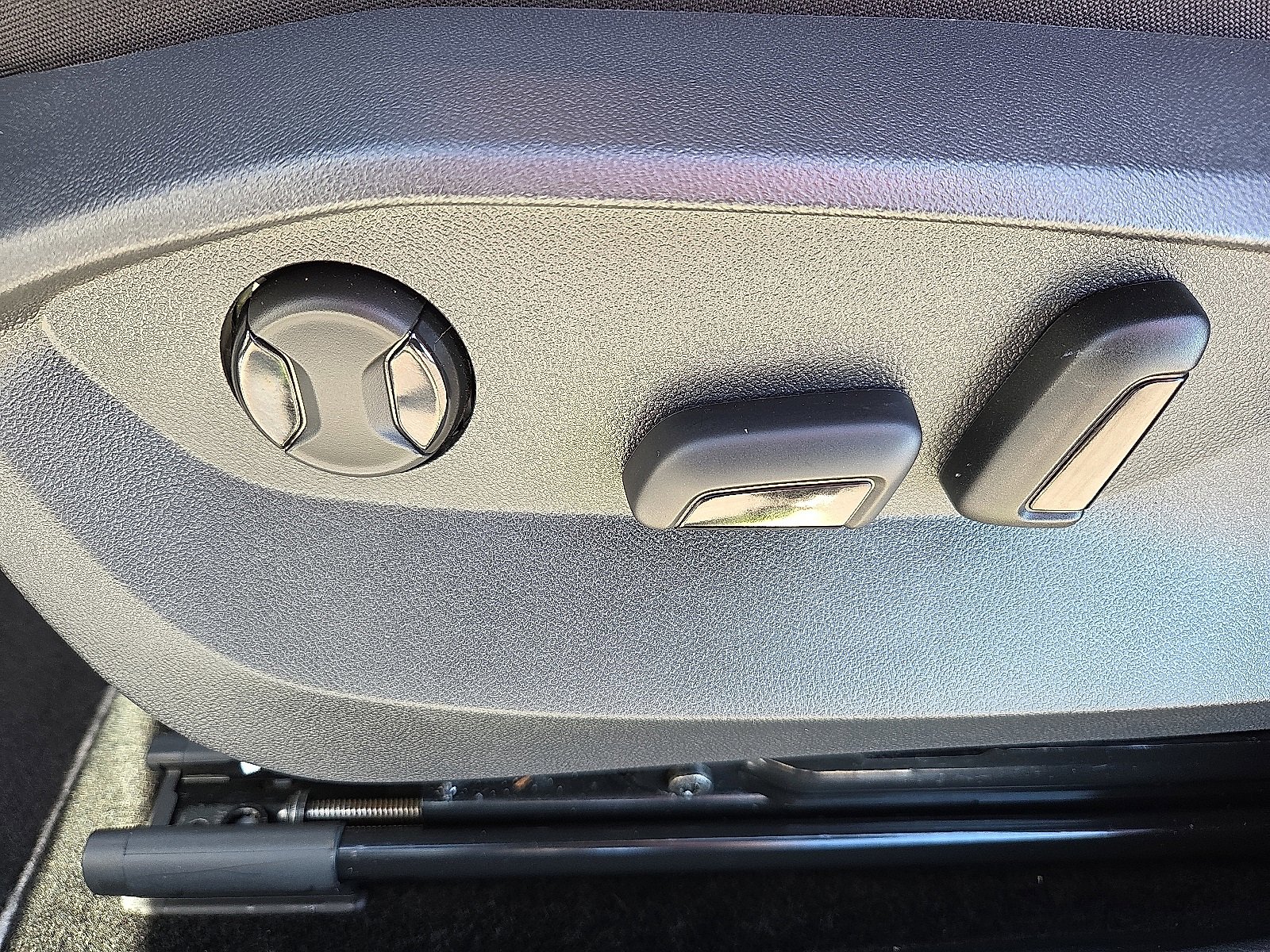 Used 2024 Volkswagen Taos SE image 15