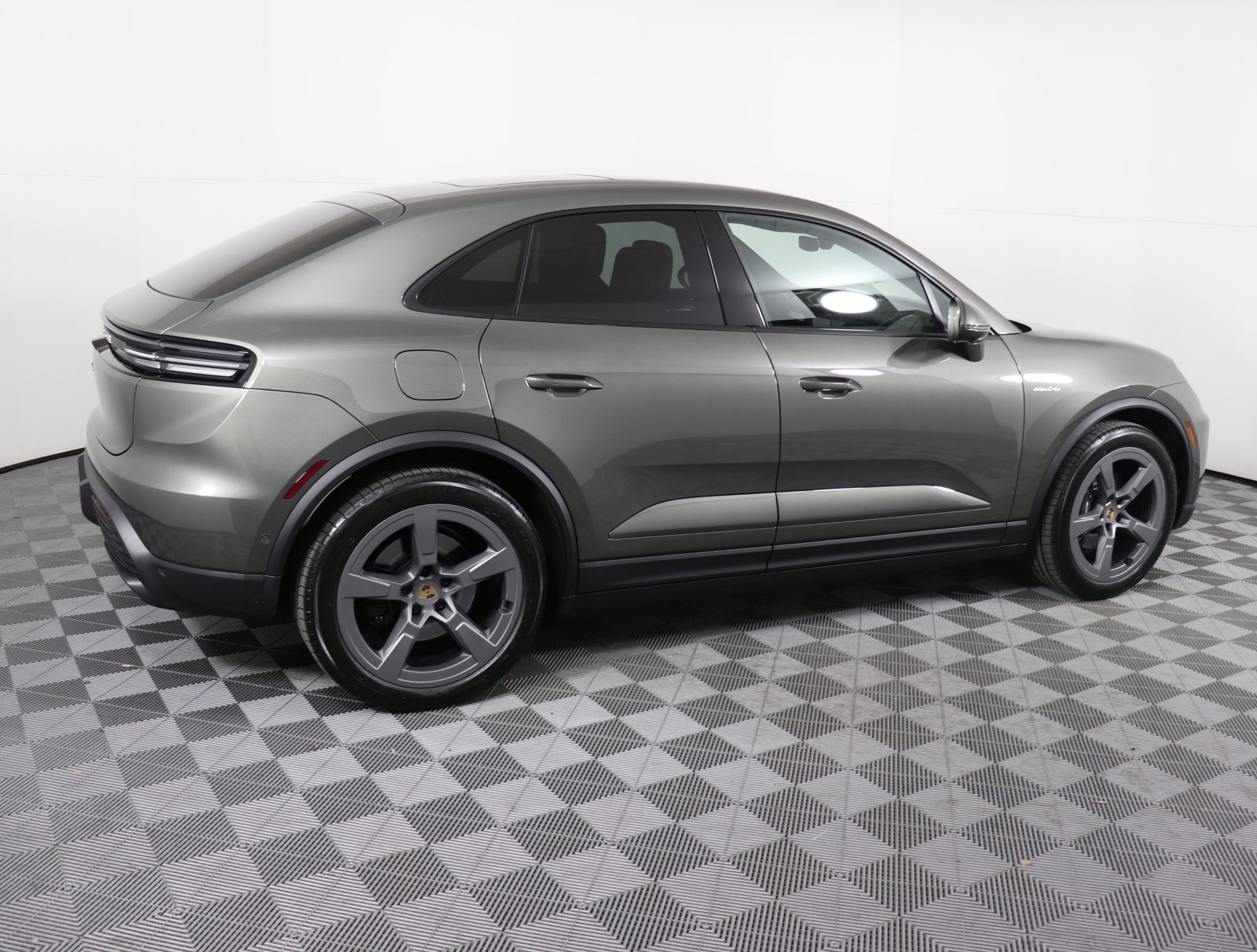 Used 2025 Porsche Macan Electric image 8