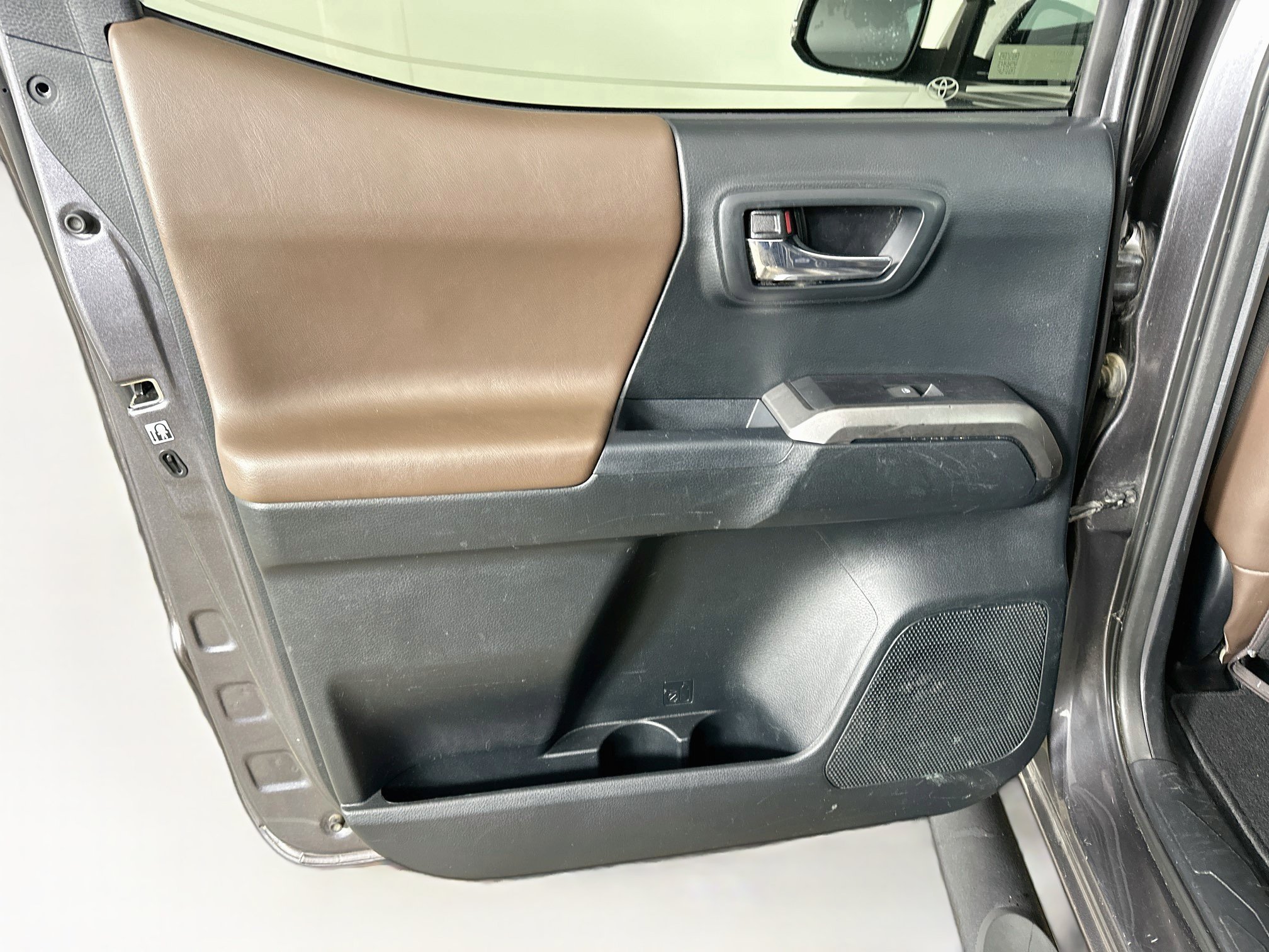 Used 2017 Toyota Tacoma Limited w/ Tow Package AWD/4WD image 27
