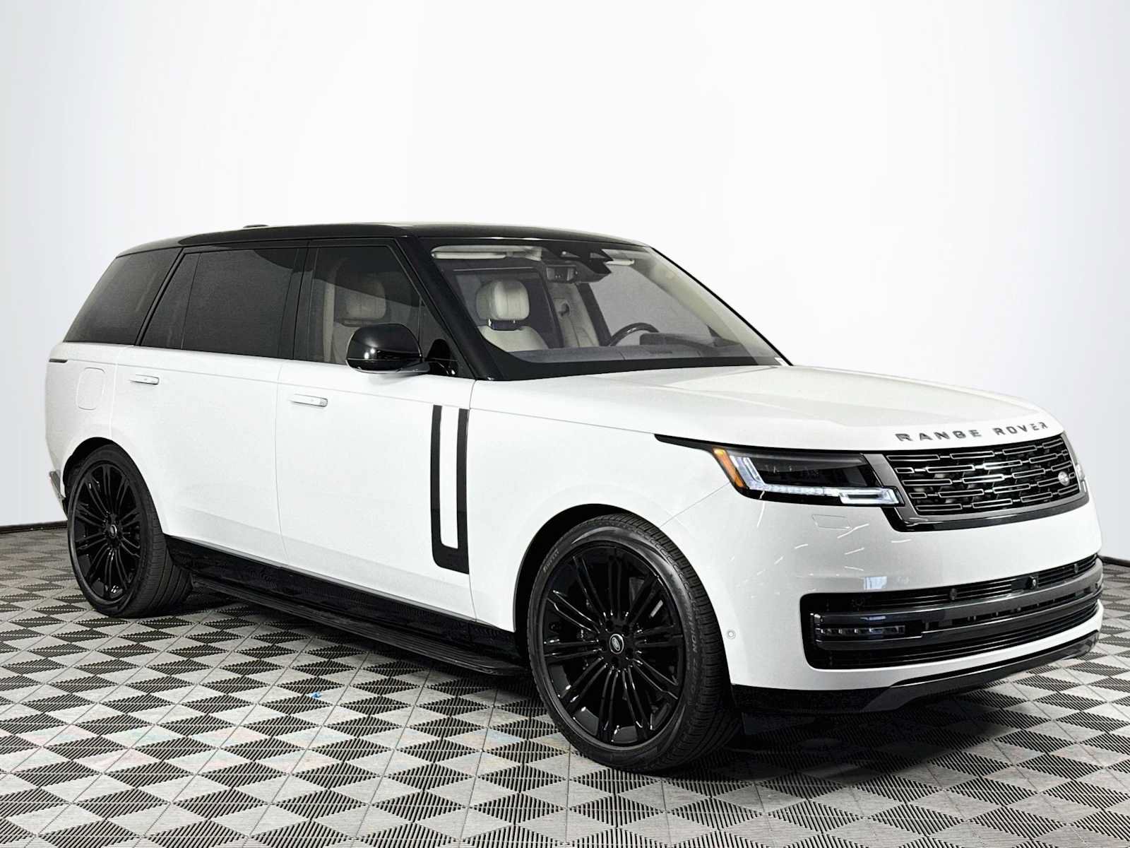 Used 2023 Land Rover Range Rover Long Wheelbase SE AWD/4WD image 3