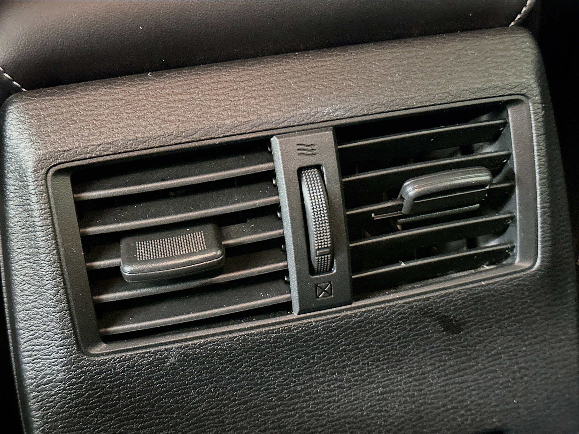 Used 2024 Mitsubishi Outlander SE Black Edition image 32