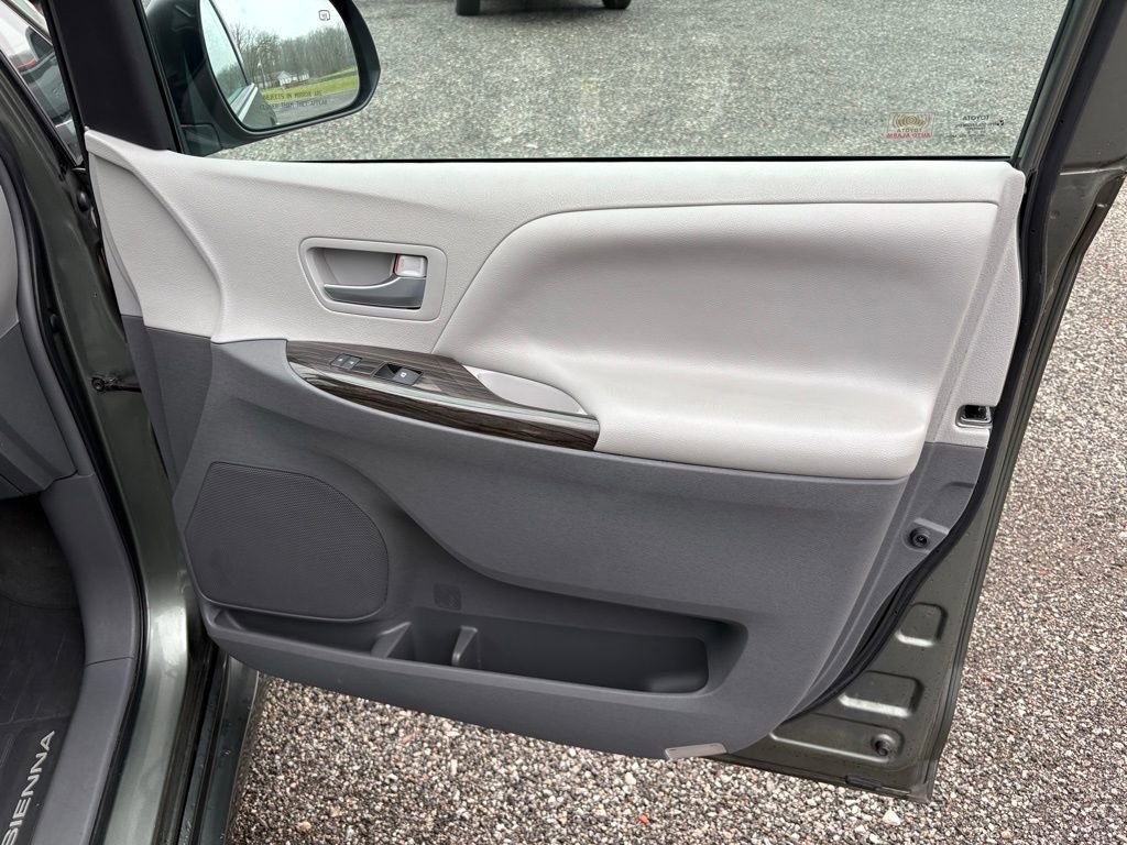 Used 2019 Toyota Sienna XLE FWD image 15