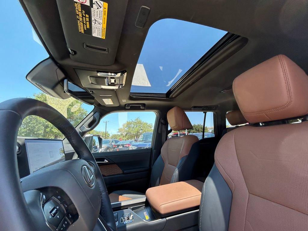 Used 2025 Lexus GX 550 w/ Accessory Package (2T) AWD/4WD image 12