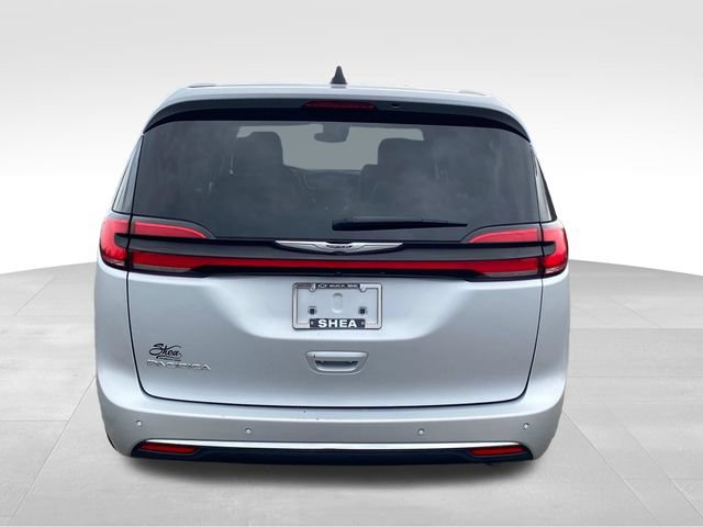 Used 2024 Chrysler Pacifica Touring-L FWD image 4