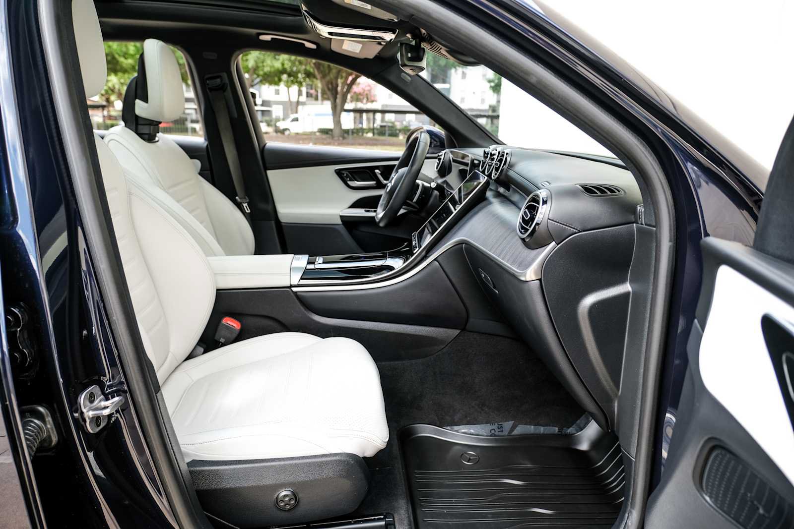 Used 2024 Mercedes-Benz GLC 300 4MATIC image 30