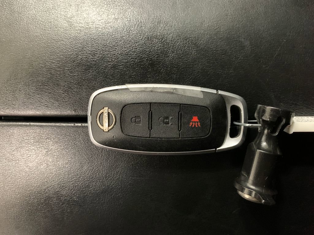 Used 2023 Nissan Rogue S image 29