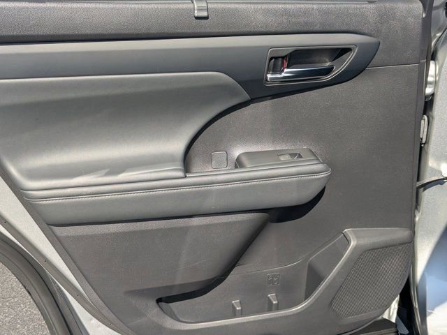 Used 2022 Toyota Highlander XLE AWD/4WD image 19