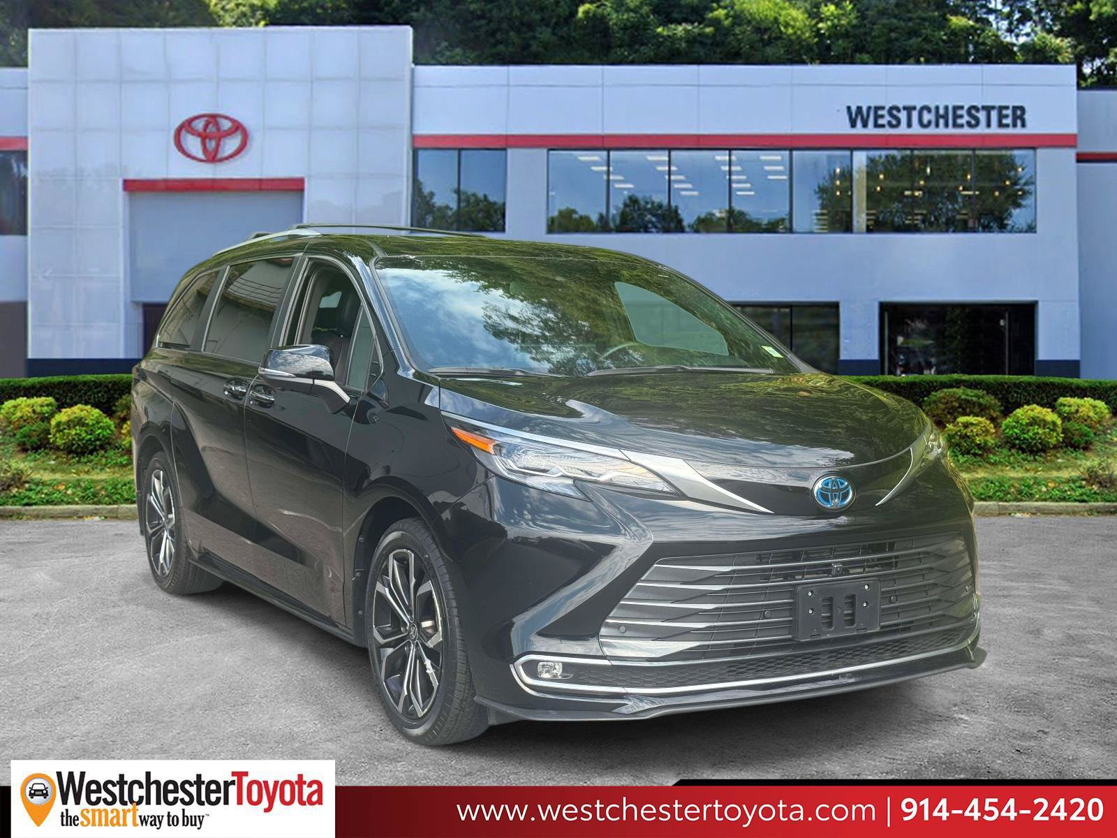 Certified 2025 Toyota Sienna Platinum FWD image 1
