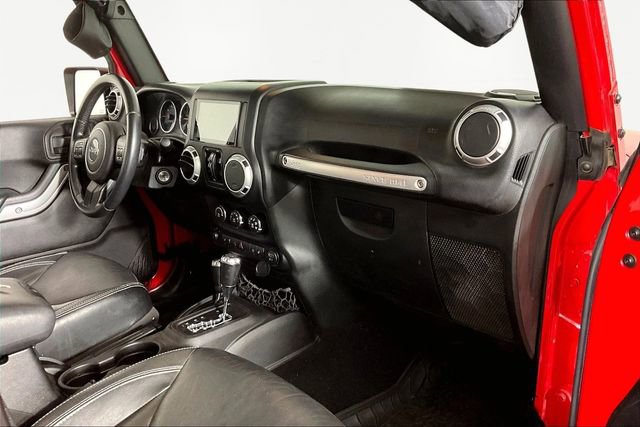 Used 2015 Jeep Wrangler Unlimited Sahara w/ Connectivity Group image 25