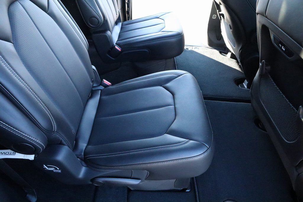 New 2026 Chrysler Pacifica Select FWD image 15