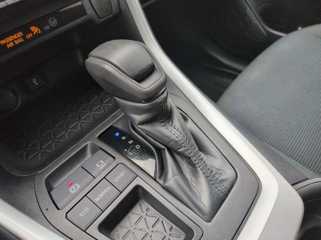 Used 2021 Toyota RAV4 LE image 24