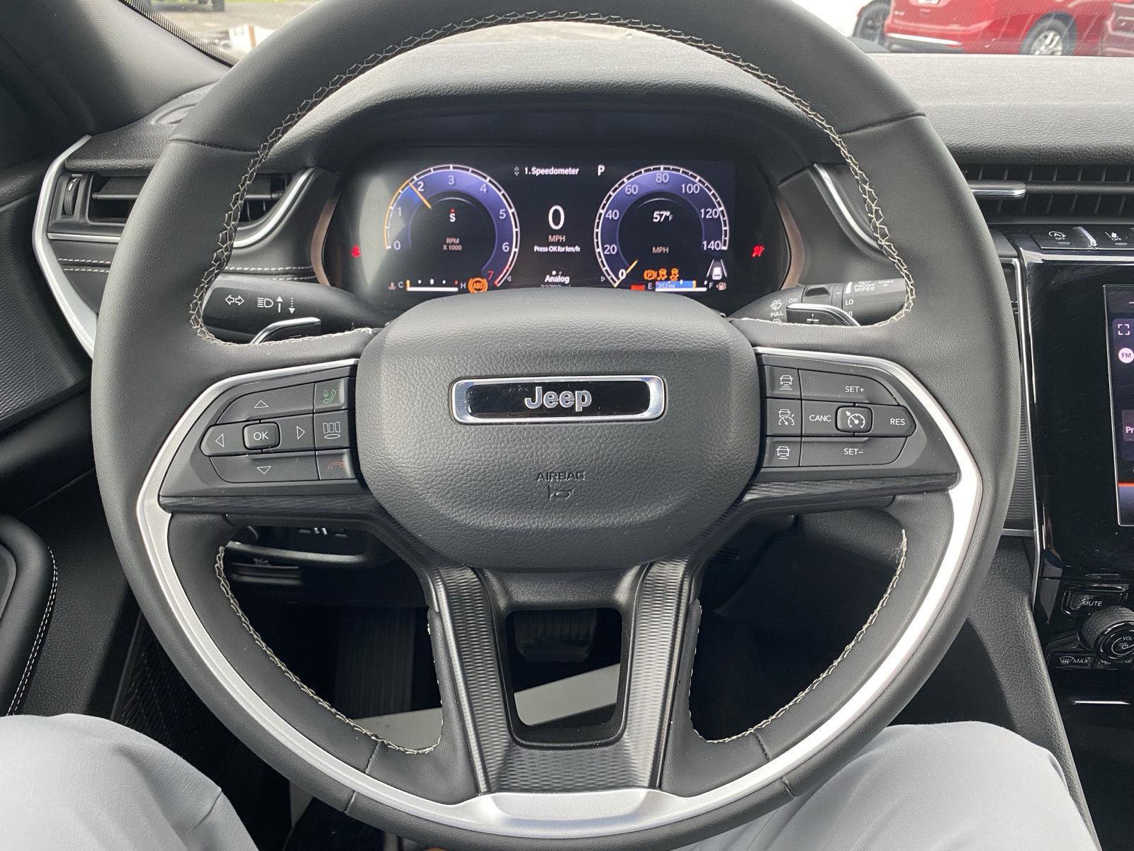 Used 2025 Jeep Grand Cherokee Altitude AWD/4WD image 18