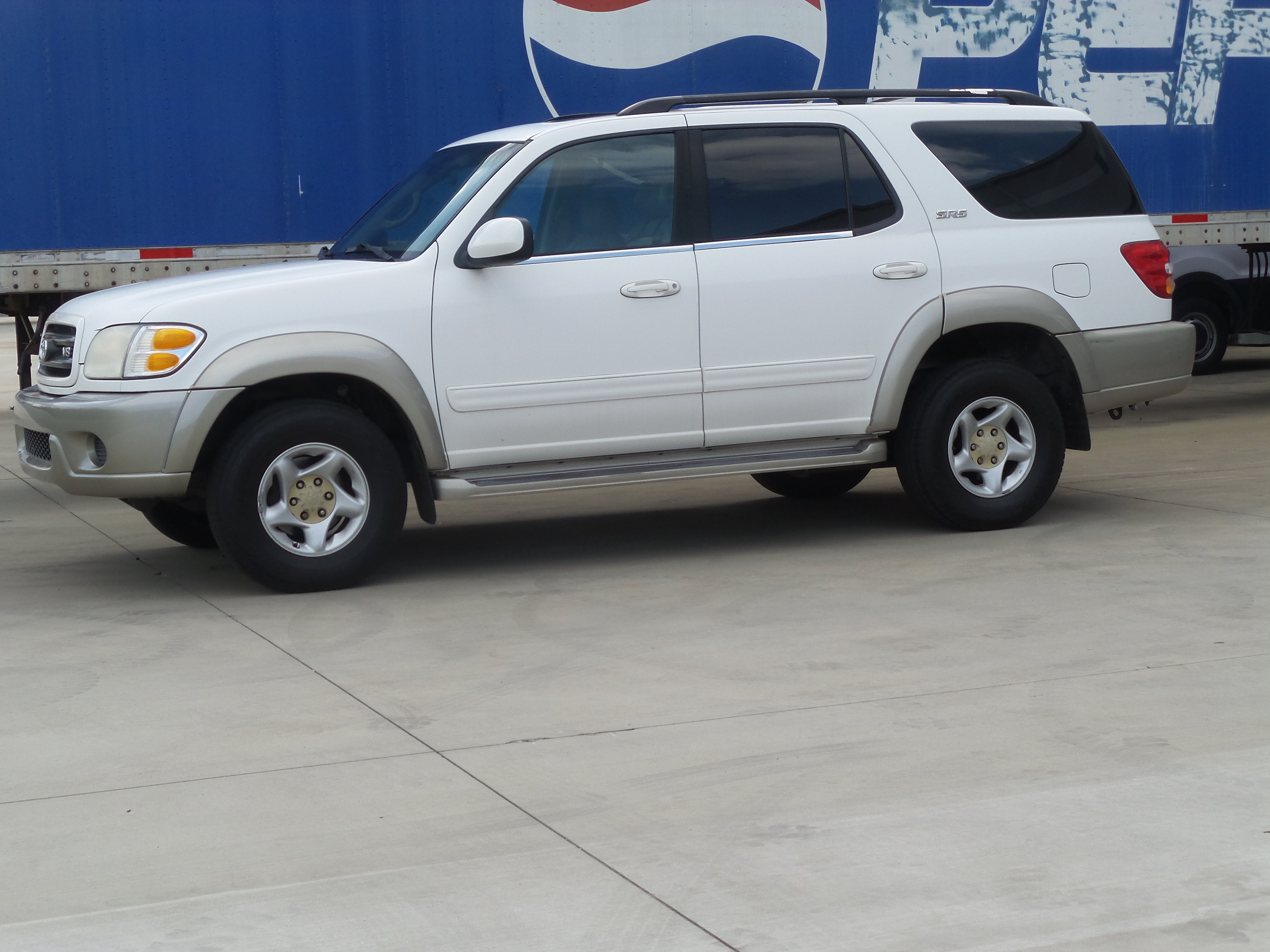 Used 2001 Toyota Sequoia SR5 AWD/4WD image 2