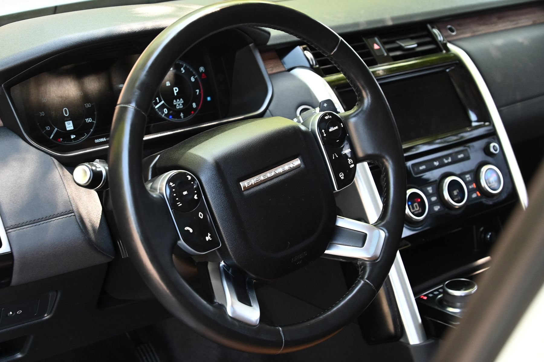 Used 2019 Land Rover Discovery HSE AWD/4WD image 25