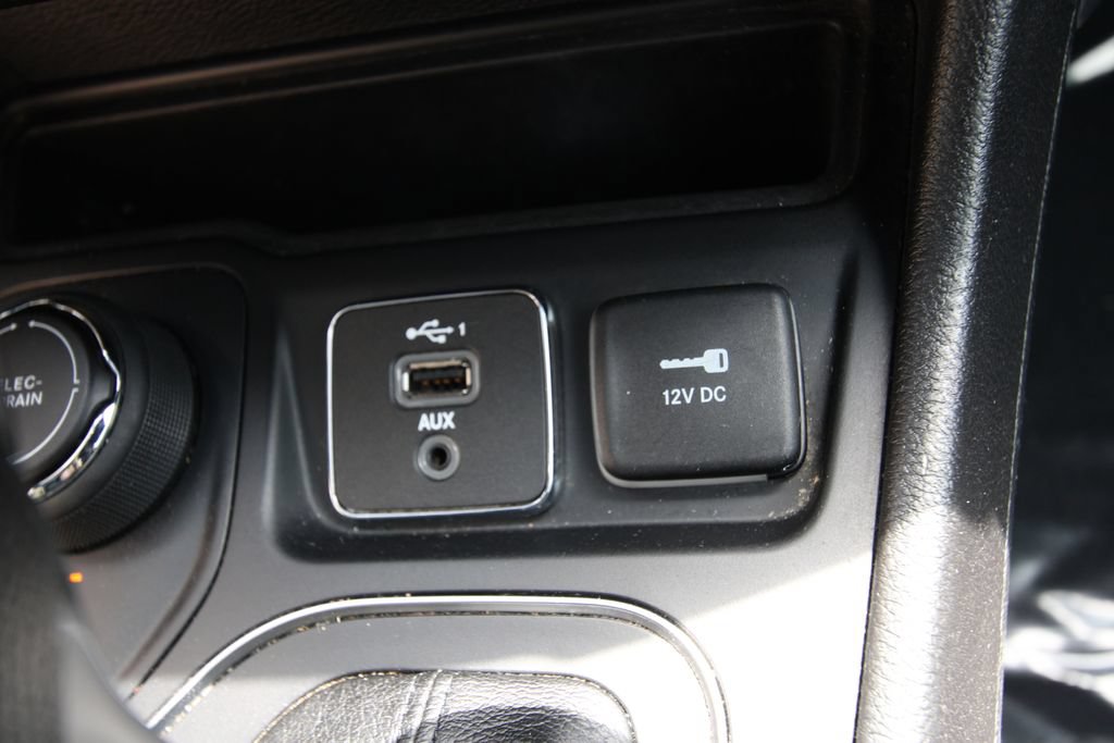 Used 2020 Jeep Cherokee Latitude w/ Cold Weather Group AWD/4WD image 27