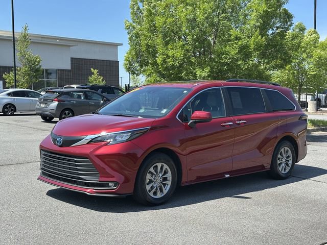 Used 2025 Toyota Sienna XLE FWD image 3