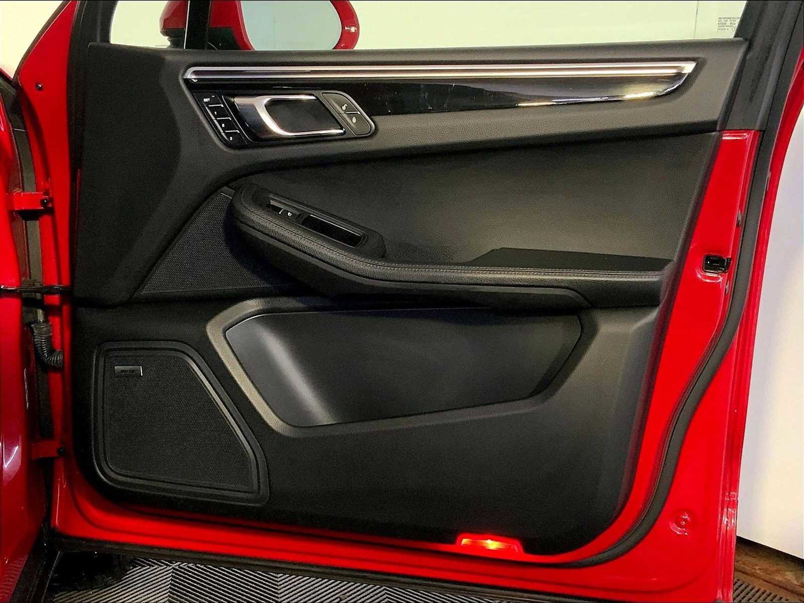 Certified 2017 Porsche Macan image 26