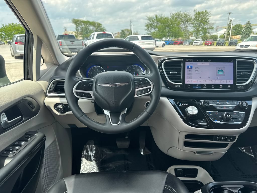 Certified 2023 Chrysler Pacifica Touring-L FWD image 15
