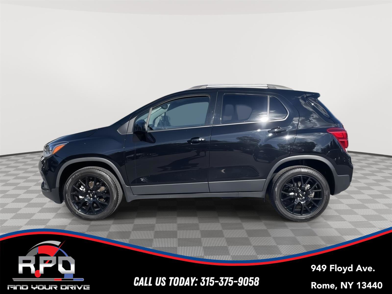Used 2022 Chevrolet Trax LT w/ Midnight Edition image 2