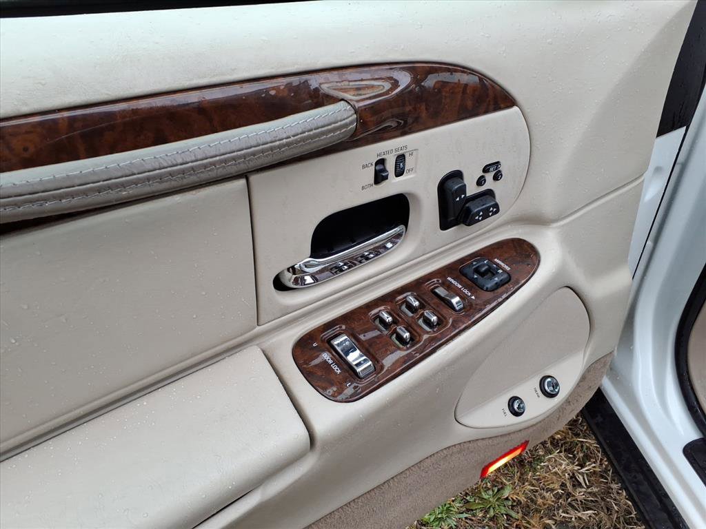 Used 2001 Lincoln Town Car Cartier image 7
