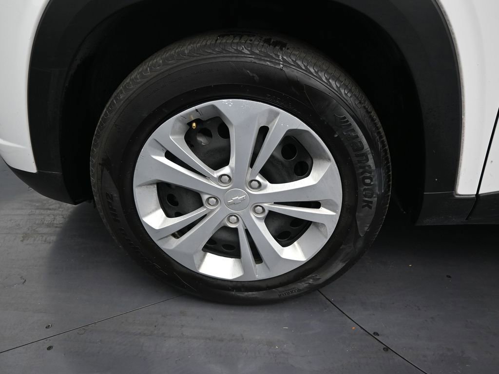 Used 2025 Chevrolet Trax LS FWD image 9