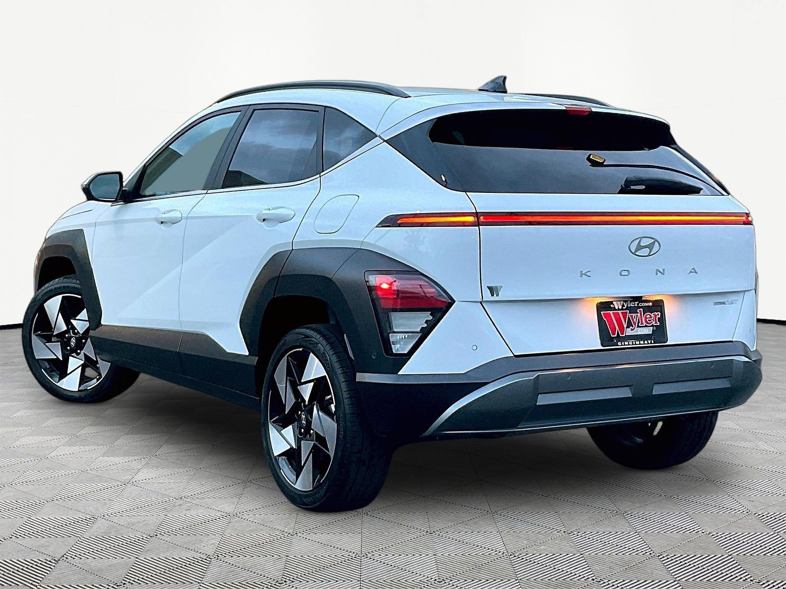 Used 2024 Hyundai Kona Limited AWD/4WD image 4
