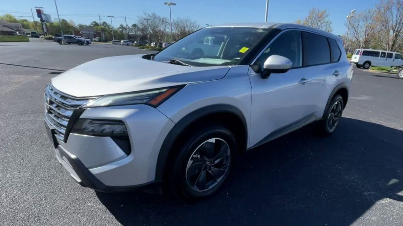 Used 2024 Nissan Rogue SV FWD image 4
