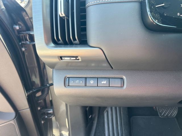 Used 2025 Nissan Pathfinder SL AWD/4WD image 16