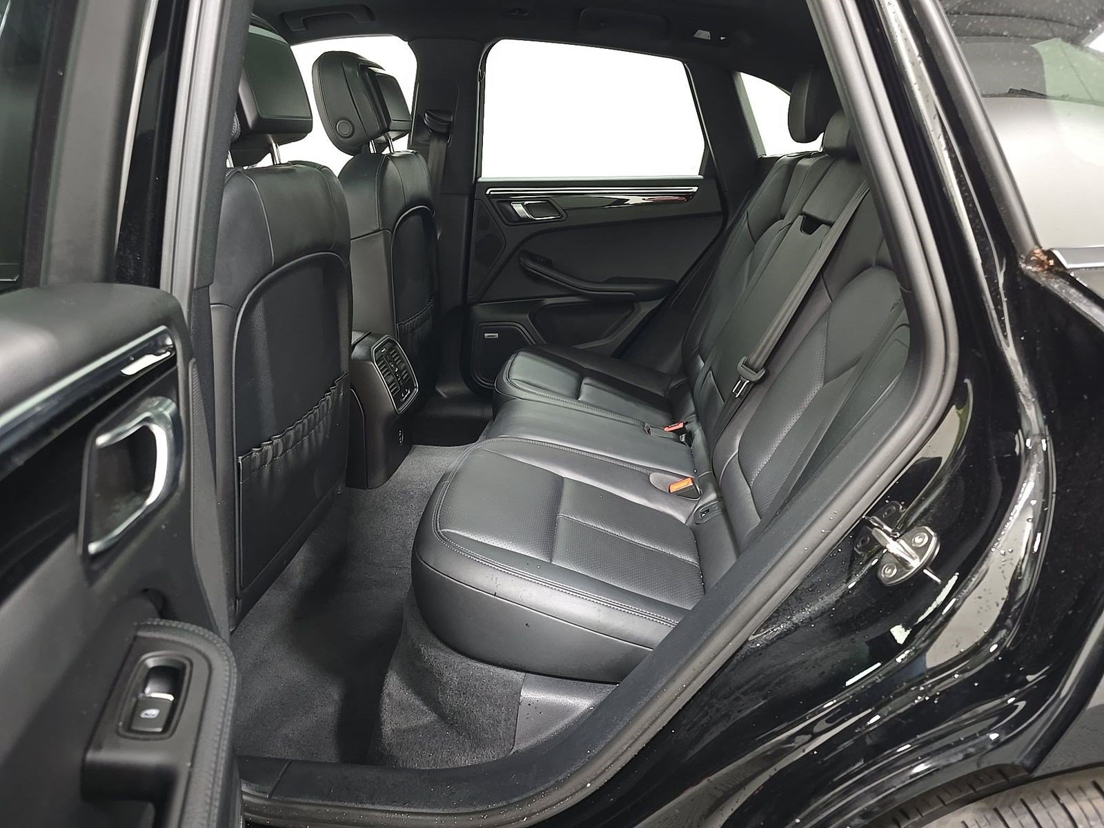 Used 2022 Porsche Macan w/ Premium Package Plus AWD/4WD image 16